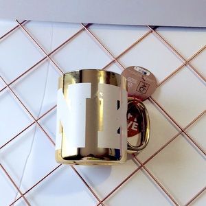 Hello I’m selling a pink gold mug without the mask and lotion